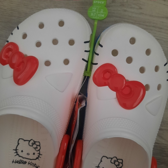 CROCS x Hello Kitty Shoes - Picture 2 of 5